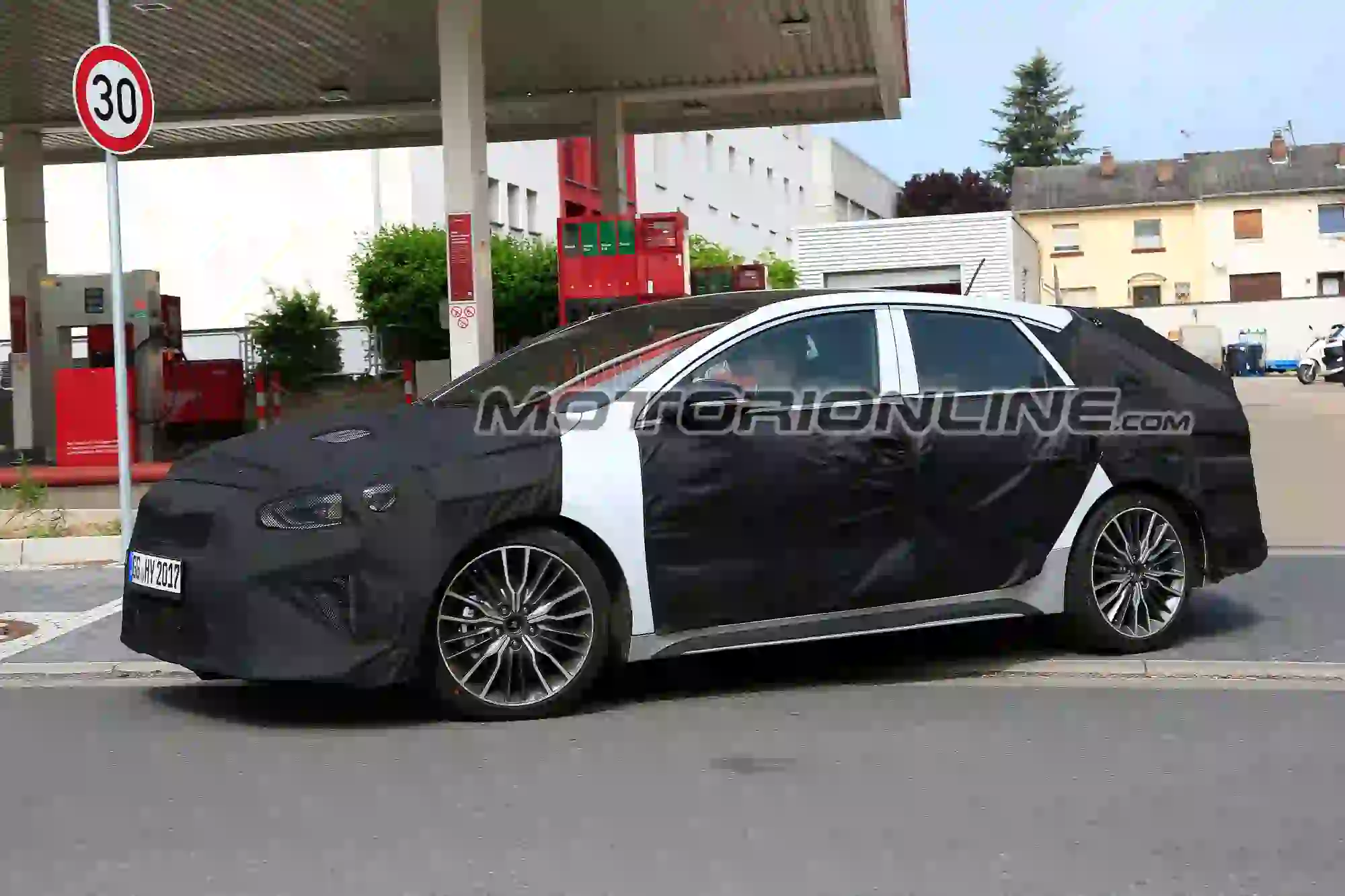 Kia Ceed Fastback foto spia 17 maggio 2018 - 5