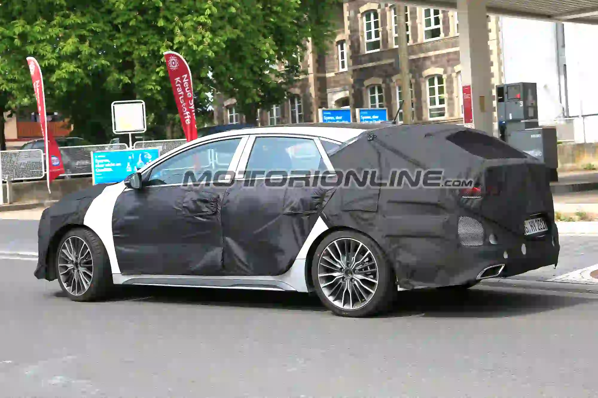 Kia Ceed Fastback foto spia 17 maggio 2018 - 7
