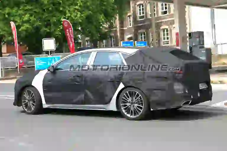 Kia Ceed Fastback foto spia 17 maggio 2018 - 7