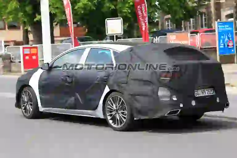 Kia Ceed Fastback foto spia 17 maggio 2018 - 8