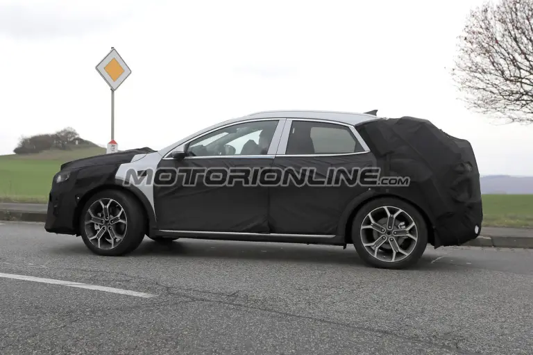 Kia Ceed SUV foto spia 3 dicembre 2018 - 16