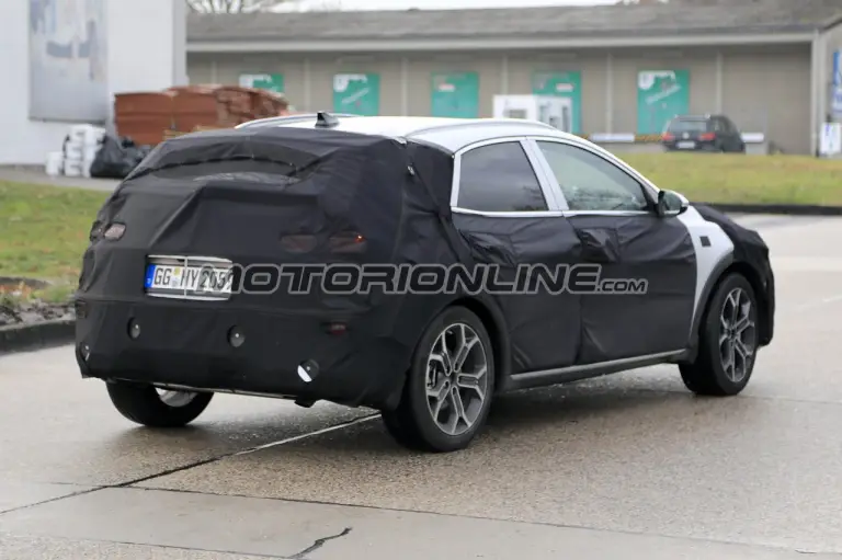 Kia Ceed SUV foto spia 3 dicembre 2018 - 8