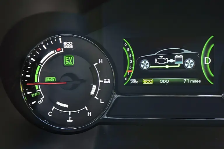 Kia Optima Hybrid - 16