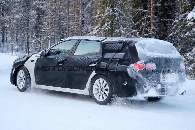 Kia Optima Sportwagon - Foto spia 21-01-2016 - 6