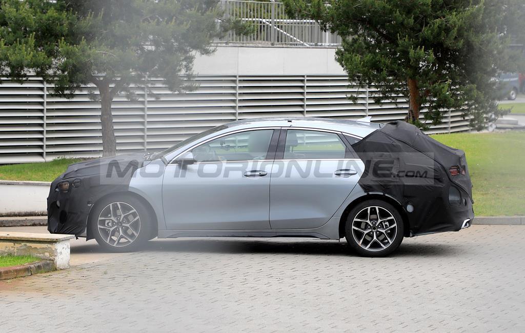 Kia ProCeed 2022 - Foto spia 03-06-2021