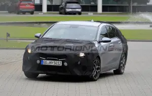 Kia ProCeed 2022 - Foto spia 03-06-2021