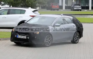Kia ProCeed 2022 - Foto spia 03-06-2021