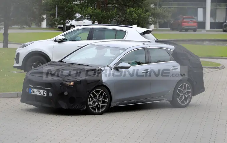 Kia ProCeed 2022 - Foto spia 03-06-2021 - 9