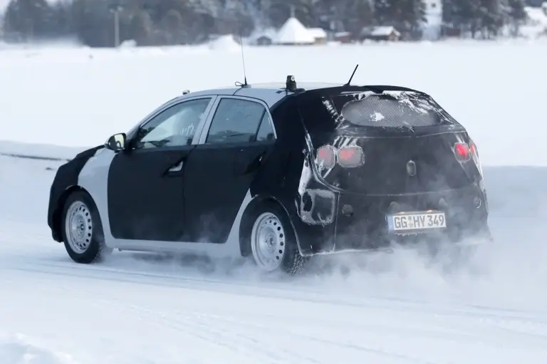 KIA Rio - foto spia (gennaio 2016) - 7