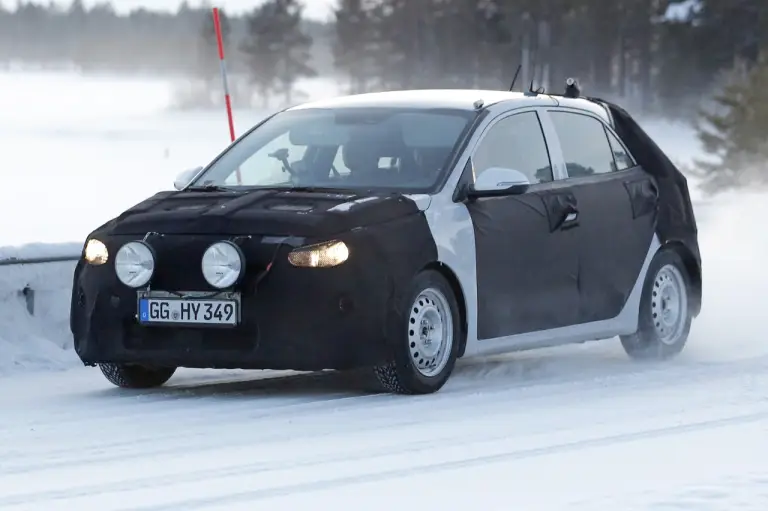KIA Rio - foto spia (gennaio 2016) - 3