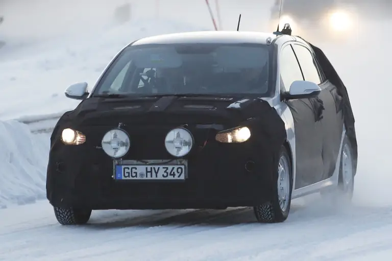 KIA Rio - foto spia (gennaio 2016) - 4