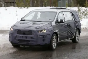 Kia Sedona 2015 - Foto spia 02-04-2014