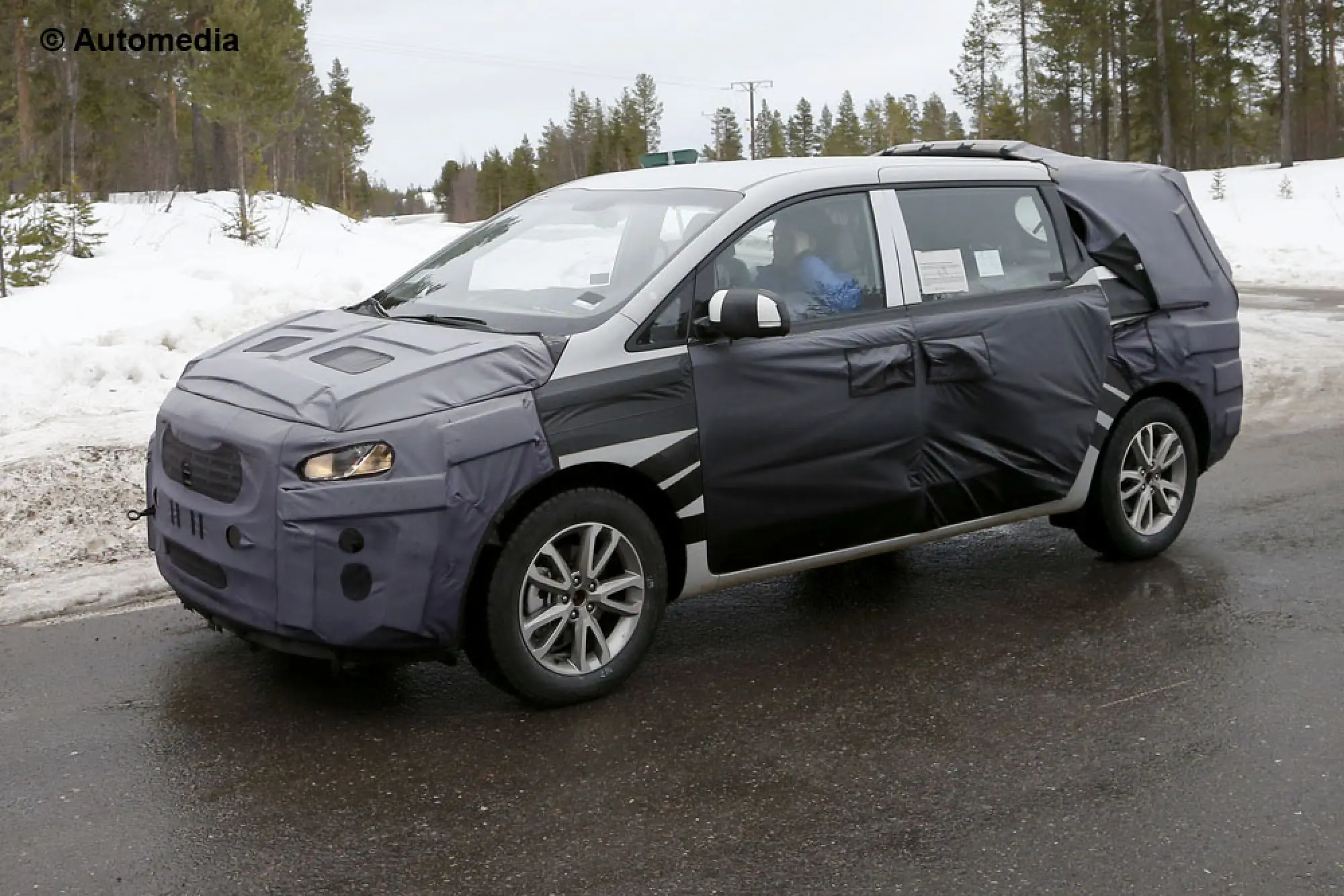 Kia Sedona 2015 - Foto spia 02-04-2014 - 2