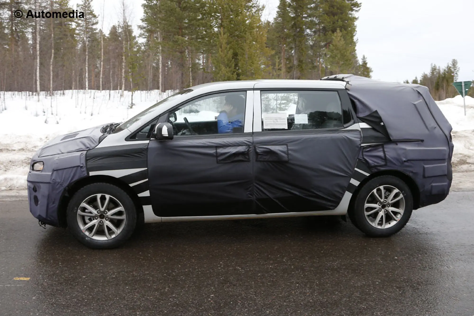 Kia Sedona 2015 - Foto spia 02-04-2014 - 3