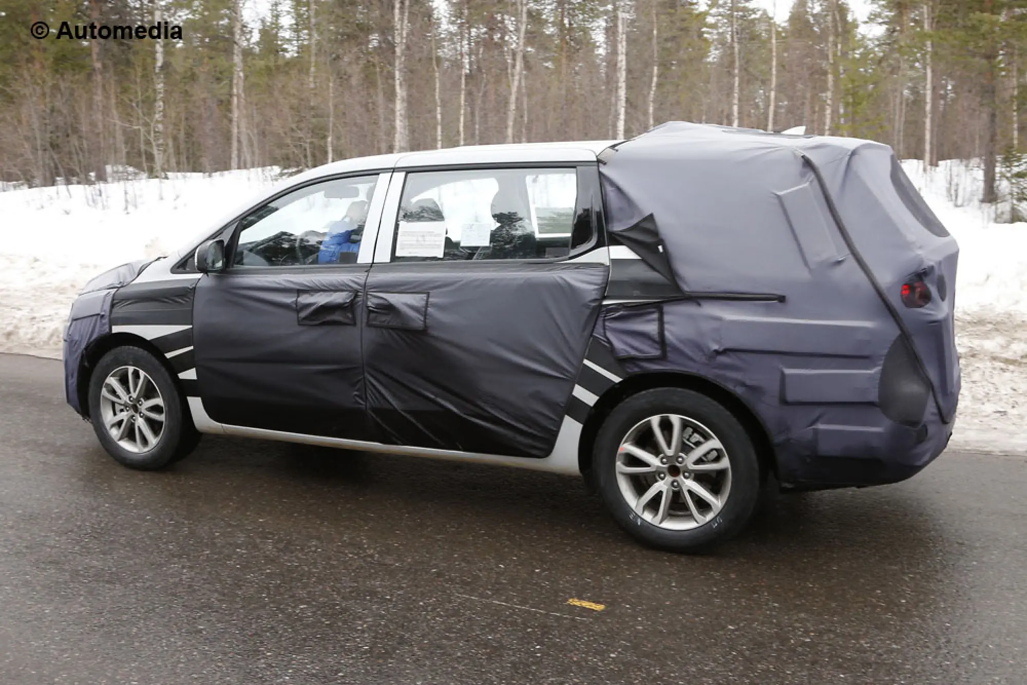 Kia Sedona 2015 - Foto spia 02-04-2014 - 4