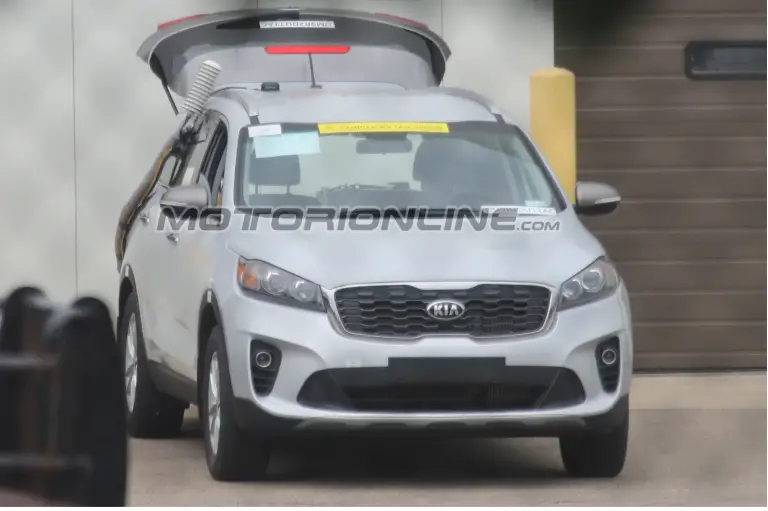 Kia Sorento Diesel foto spia 16 luglio 2018 - 4