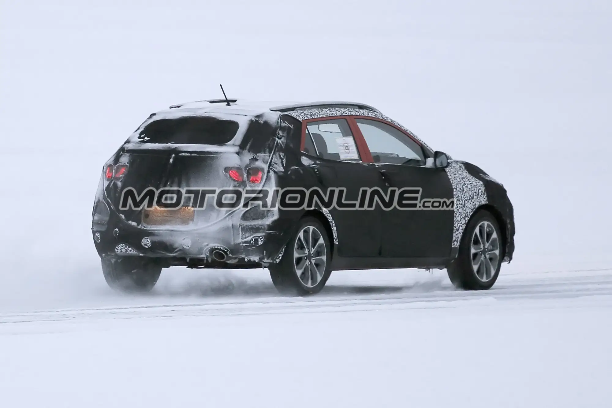 Kia Stonic foto spia 15 Marzo 2017 - 6