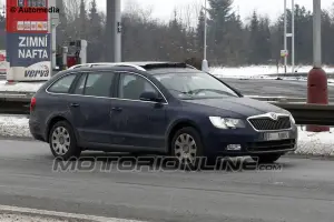 Kia Superb berlina e station wagon facelift 2013 - Foto spia 24-01-2013