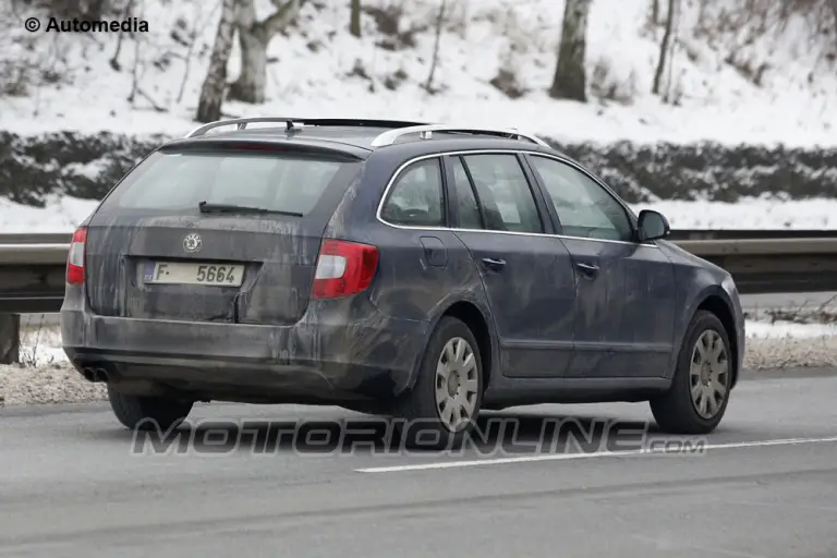 Kia Superb berlina e station wagon facelift 2013 - Foto spia 24-01-2013 - 5