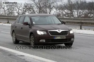 Kia Superb berlina e station wagon facelift 2013 - Foto spia 24-01-2013