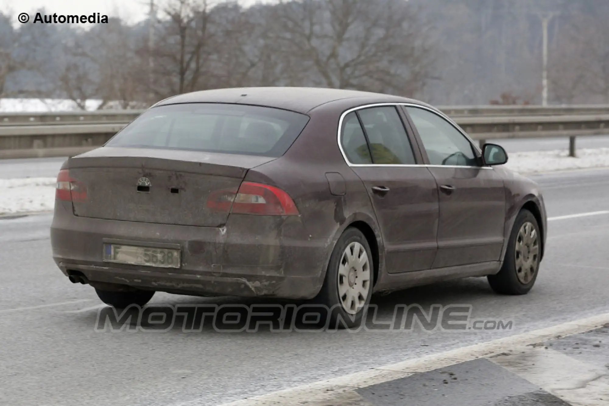 Kia Superb berlina e station wagon facelift 2013 - Foto spia 24-01-2013 - 7