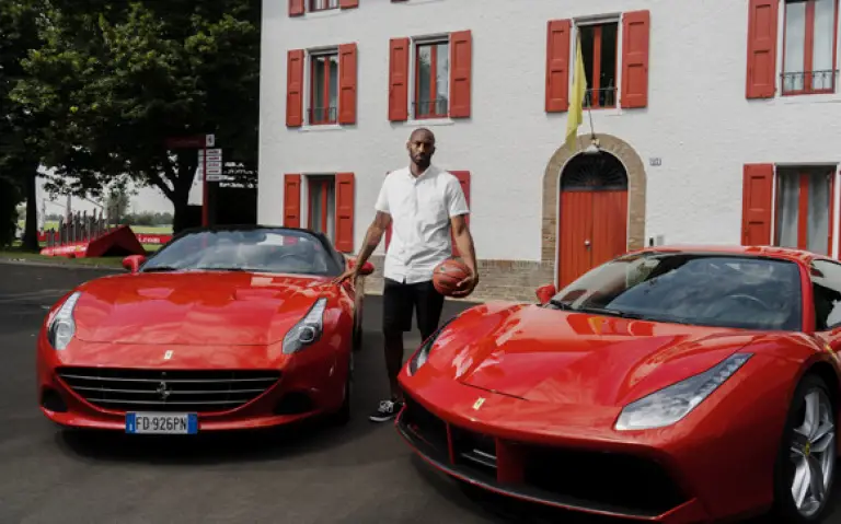 Kobe Bryant in visita alla Ferrari - 4