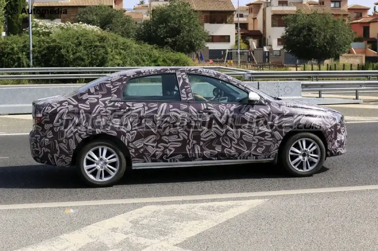 Lada Vesta e XRAY - Foto spia 03-07-2015 - 4