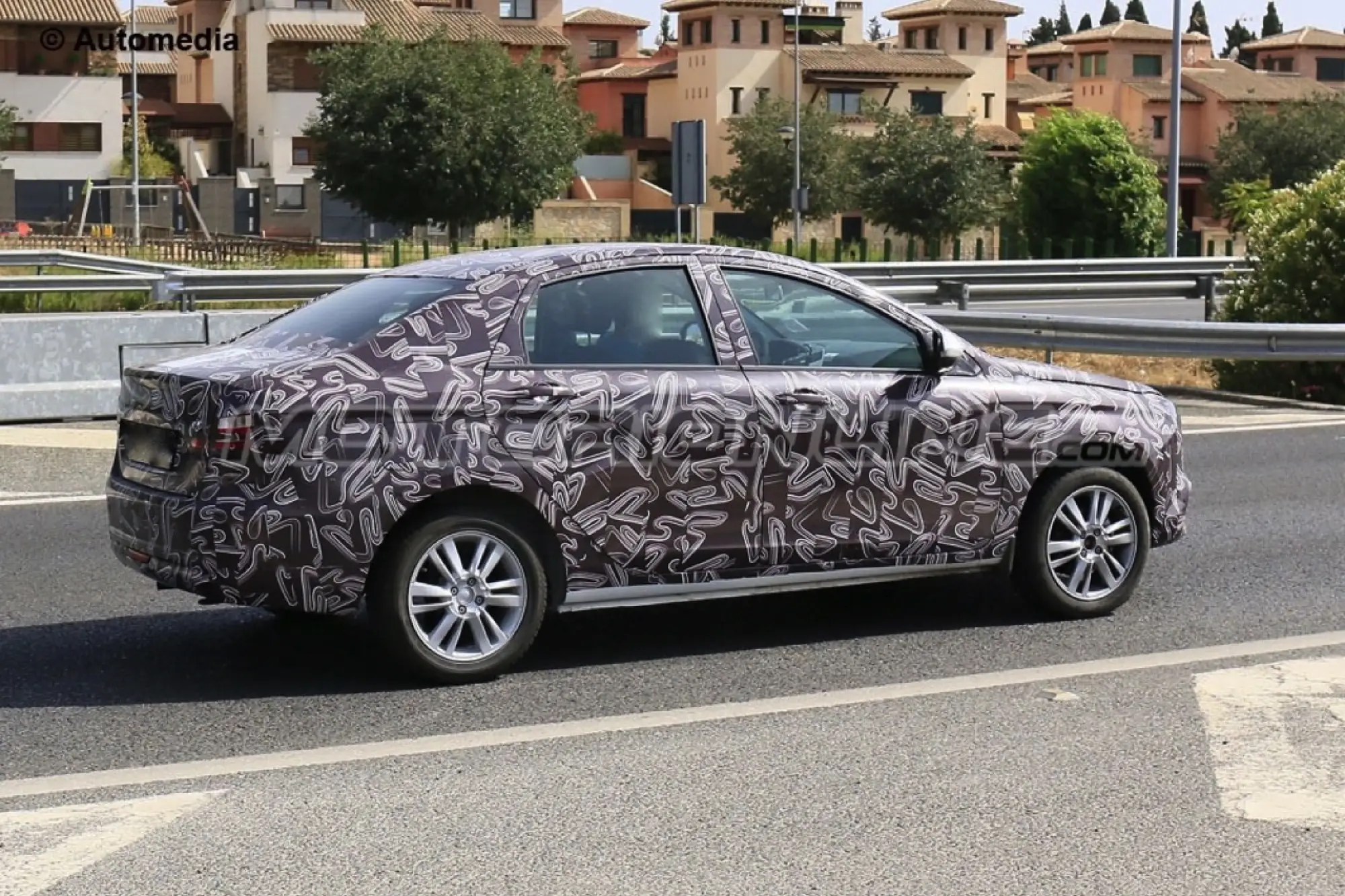 Lada Vesta e XRAY - Foto spia 03-07-2015 - 5