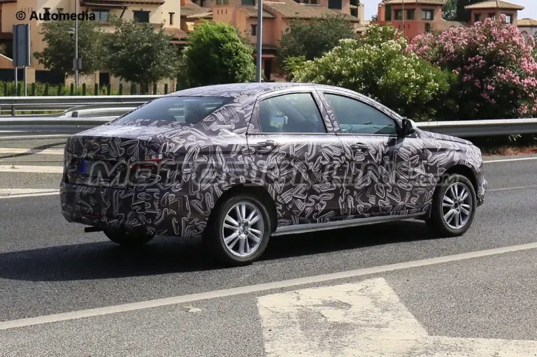 Lada Vesta e XRAY - Foto spia 03-07-2015 - 6