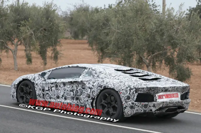 Lamborghini Aventador foto spia - 11