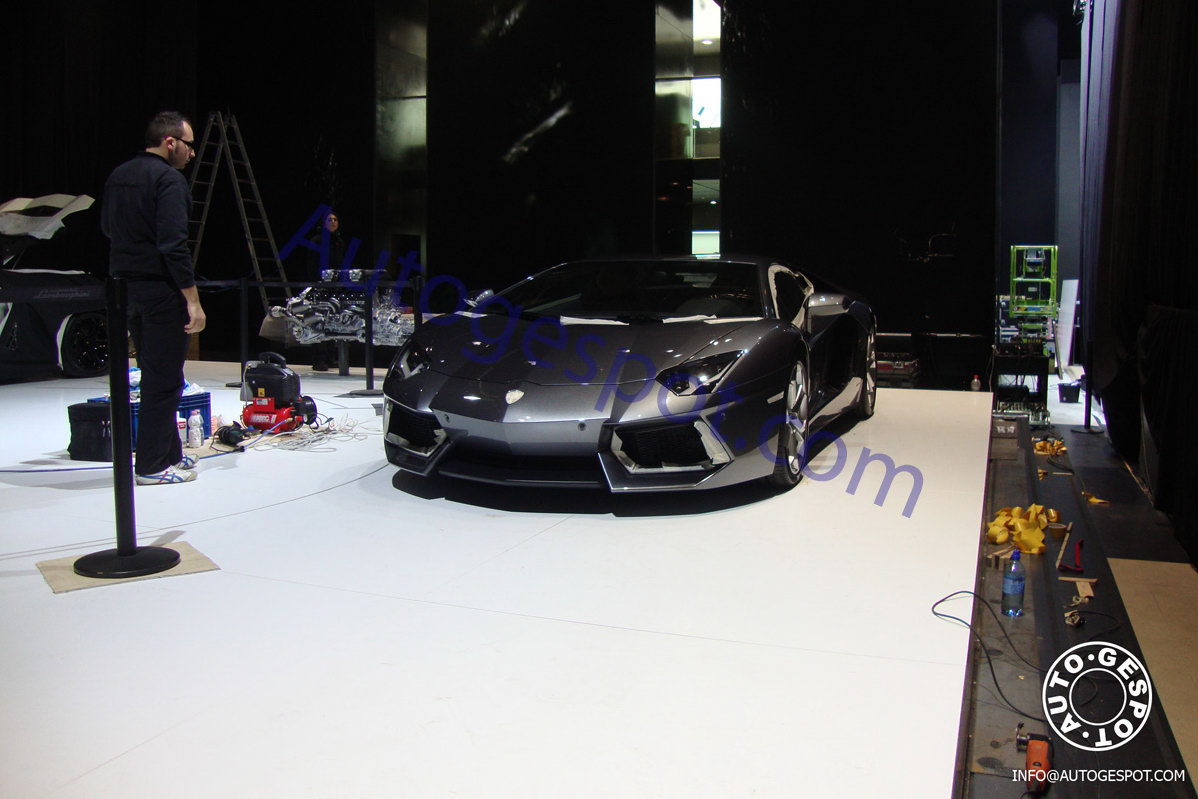 Lamborghini Aventador LP700-4 in preparazione a Ginevra 2011