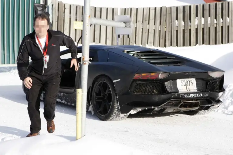 Lamborghini Aventador LP700-4 Roadster - Foto spia 28-02-2012 - 23