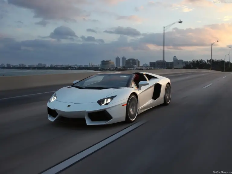 Lamborghini Aventador LP700-4 Roadster - 4