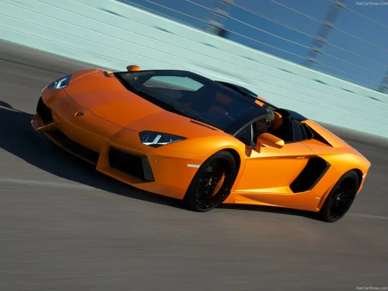 Lamborghini Aventador LP700-4 Roadster - 6