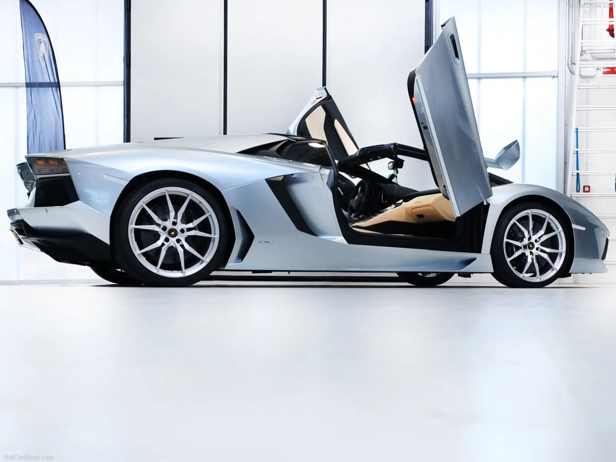 Lamborghini Aventador LP700-4 Roadster - 11
