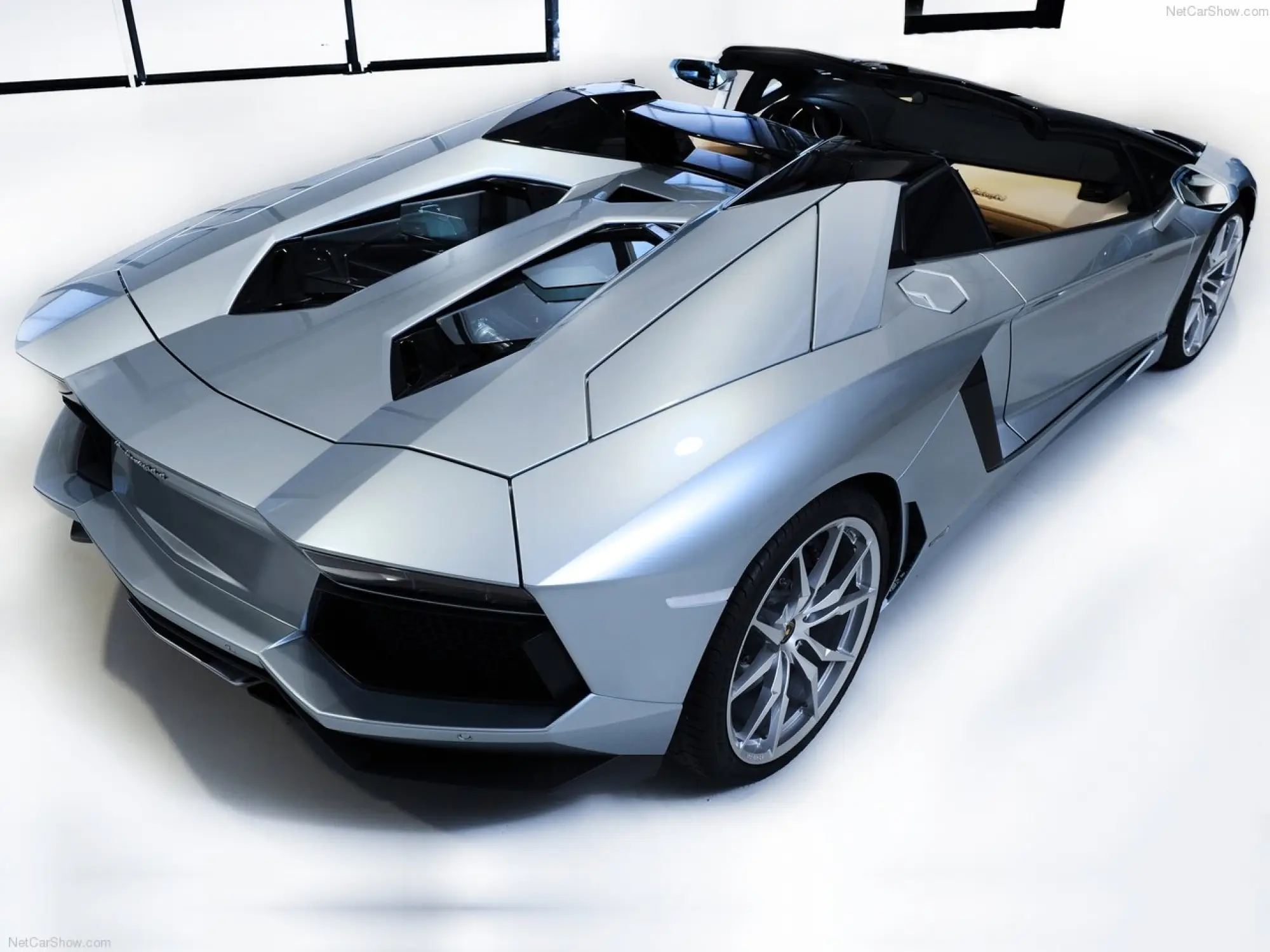 Lamborghini Aventador LP700-4 Roadster - 17