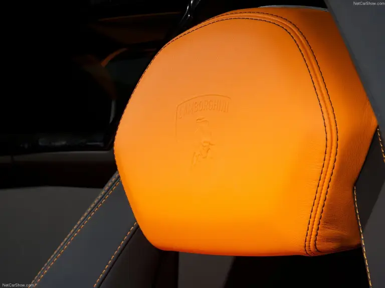 Lamborghini Aventador LP700-4 Roadster - 25