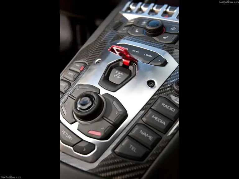 Lamborghini Aventador LP700-4 Roadster - 29