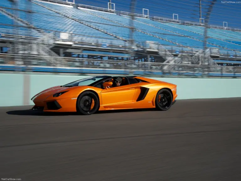 Lamborghini Aventador LP700-4 Roadster - 38