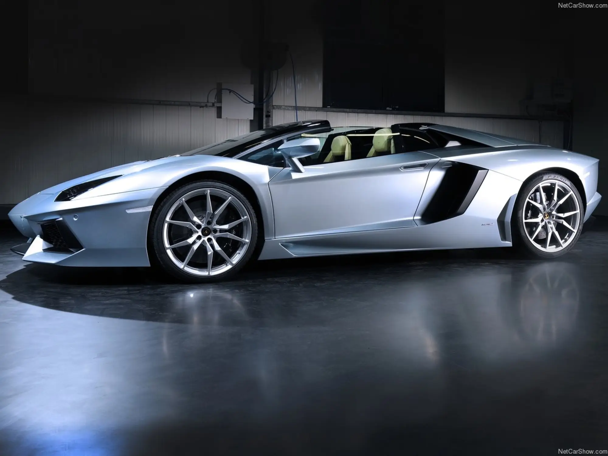 Lamborghini Aventador LP700-4 Roadster - 46