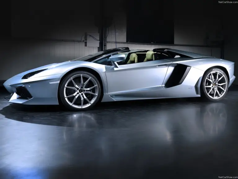 Lamborghini Aventador LP700-4 Roadster - 46