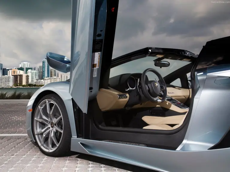 Lamborghini Aventador LP700-4 Roadster - 66
