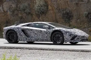 Lamborghini Aventador restyling foto spia 19 luglio 2016