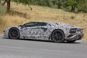 Lamborghini Aventador restyling foto spia 19 luglio 2016