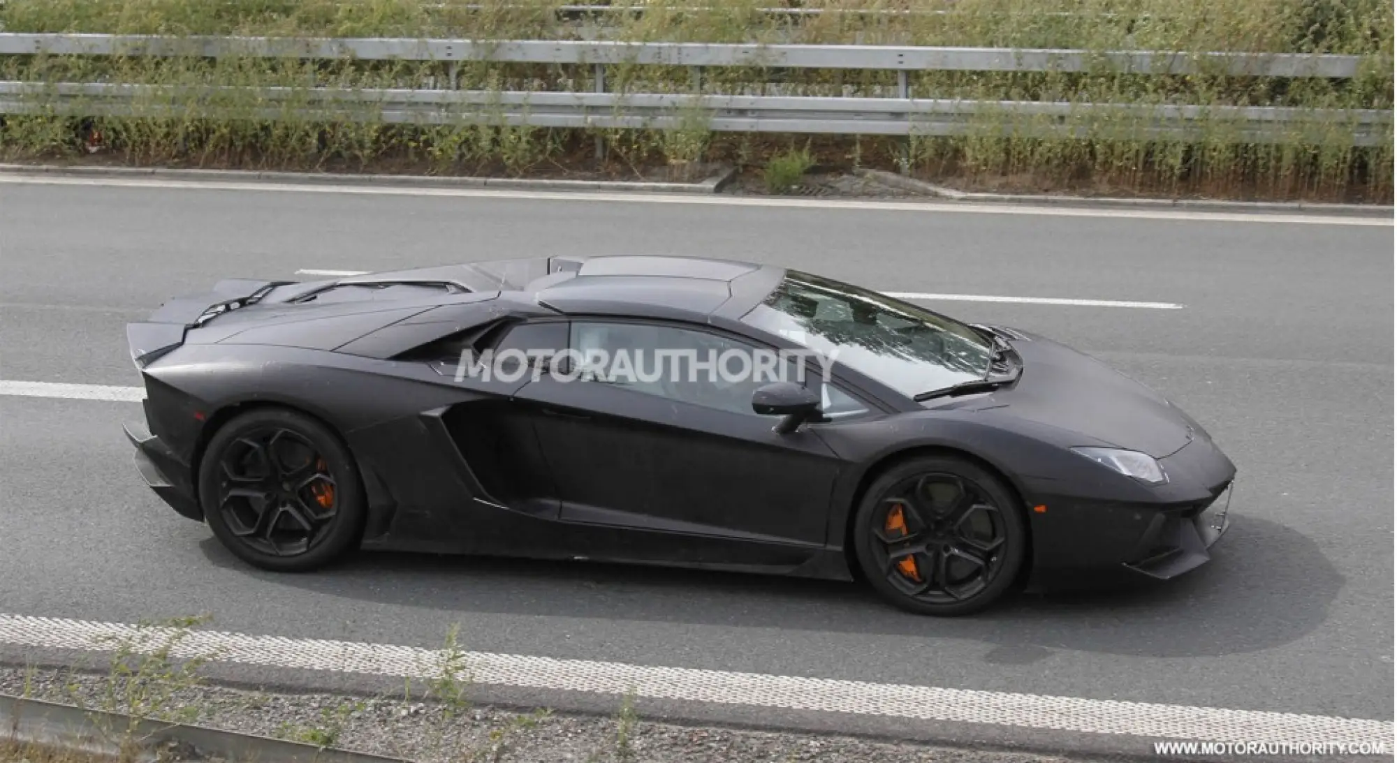 Lamborghini Aventador Roadster foto spia - 1