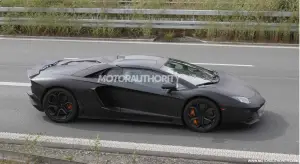 Lamborghini Aventador Roadster foto spia - 1