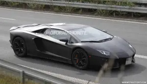 Lamborghini Aventador Roadster foto spia - 2