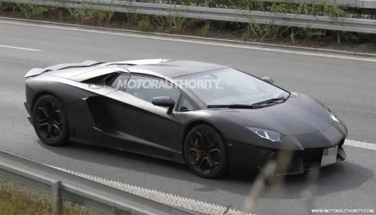 Lamborghini Aventador Roadster foto spia - 2