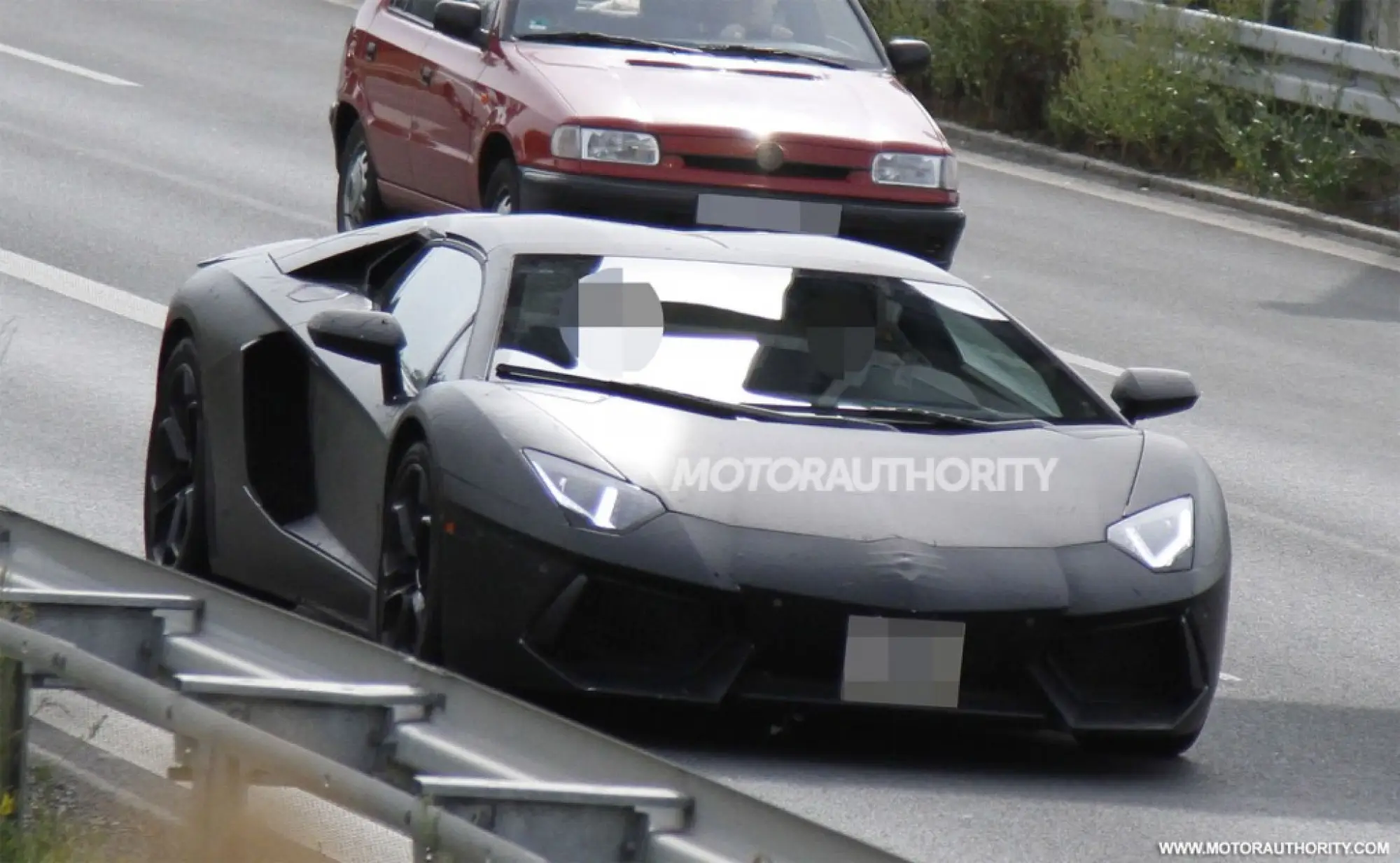 Lamborghini Aventador Roadster foto spia - 3
