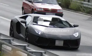 Lamborghini Aventador Roadster foto spia - 3
